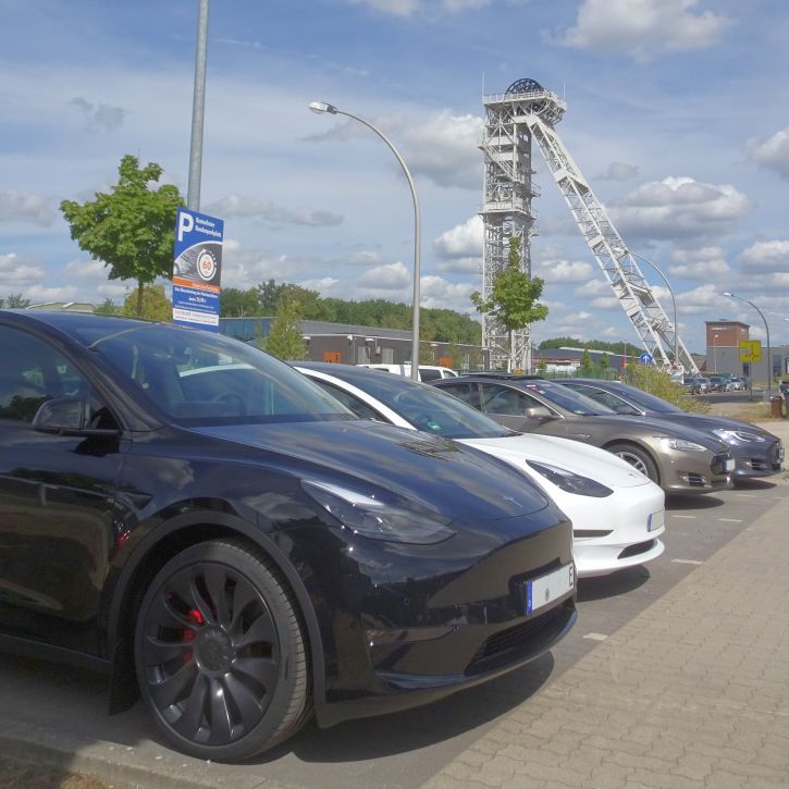 Mehr über den Artikel erfahren Tesla Model Y überholt VW Golf